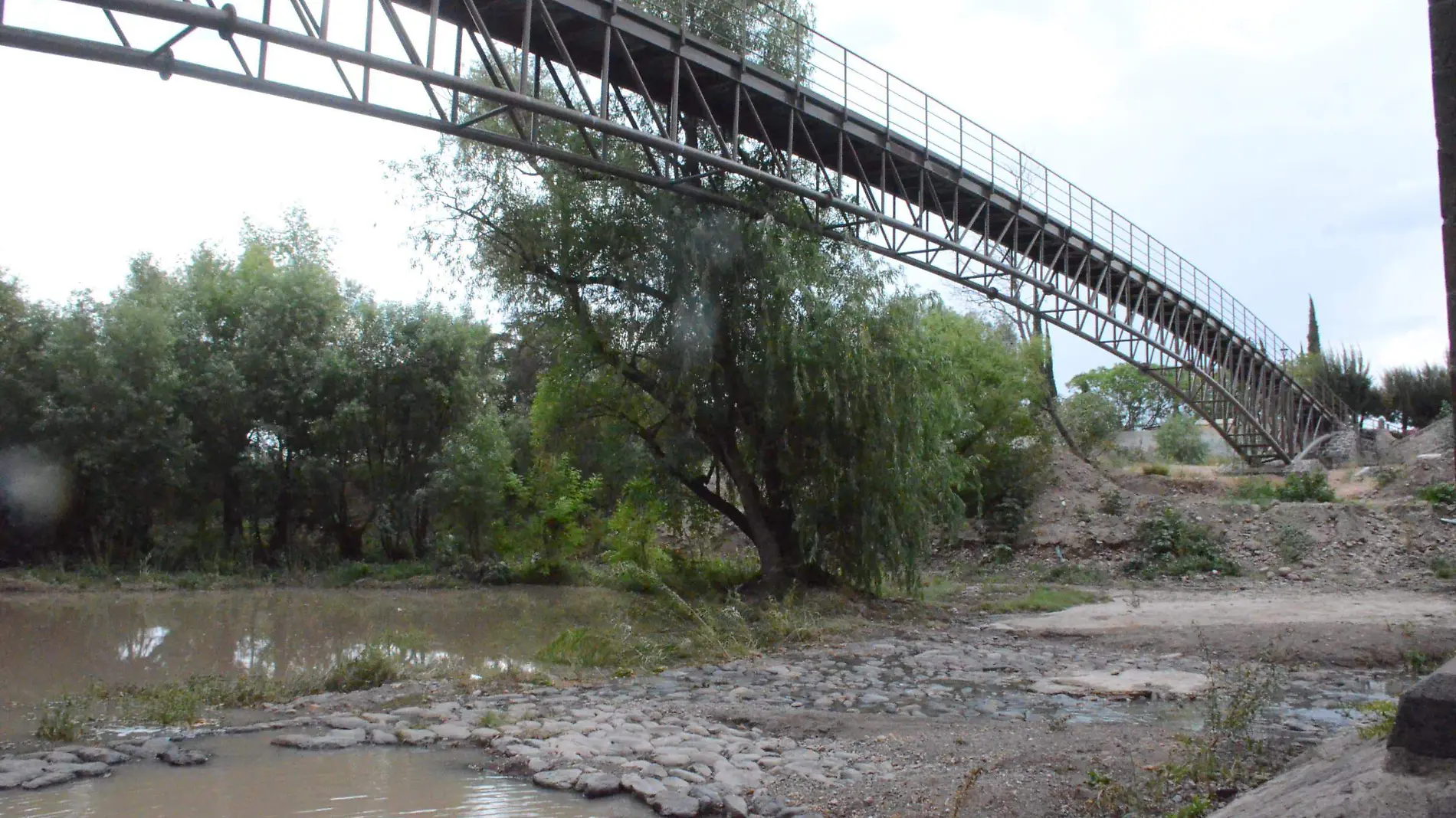 Puente peatonal de fierro seguir_ en su sitio de forma indefinida.  Foto Luis Lu_vanos  El Sol de San Juan del R_o.